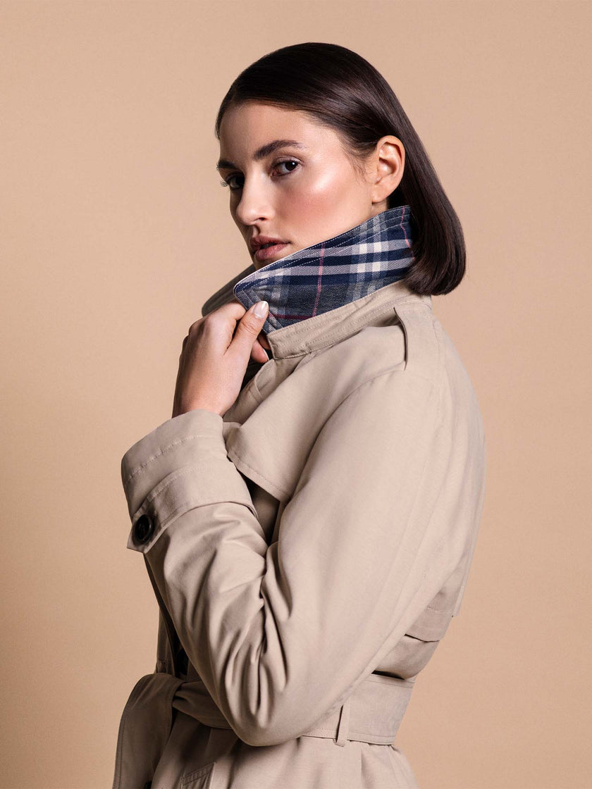 Model trägt klassischen Baumwoll Trenchcoat in der Farbe Stein - Shooting Image.