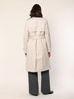Model trägt klassischen Baumwoll Trenchcoat in der Farbe Stein - Rückansicht.