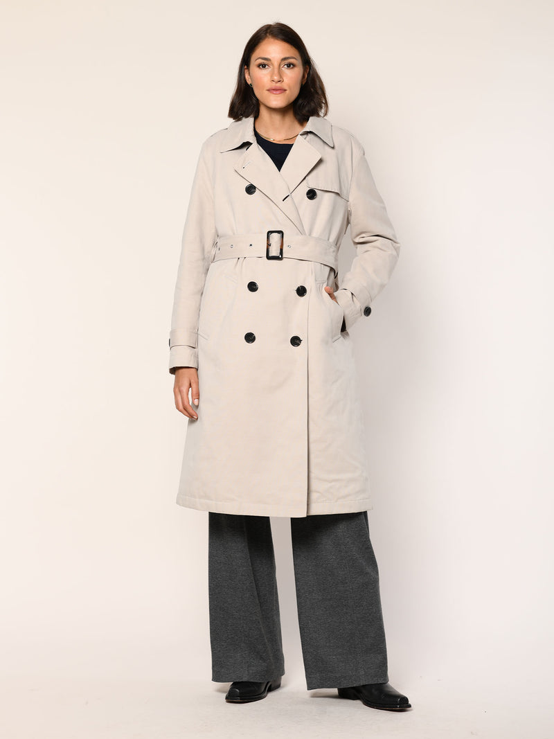 Model trägt klassischen Baumwoll Trenchcoat in der Farbe Stein - Vorderansicht.