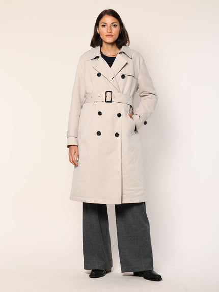 Model trägt klassischen Baumwoll Trenchcoat in der Farbe Stein - Vorderansicht.