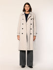 Model trägt klassischen Baumwoll Trenchcoat in der Farbe Stein - Vorderansicht offen.