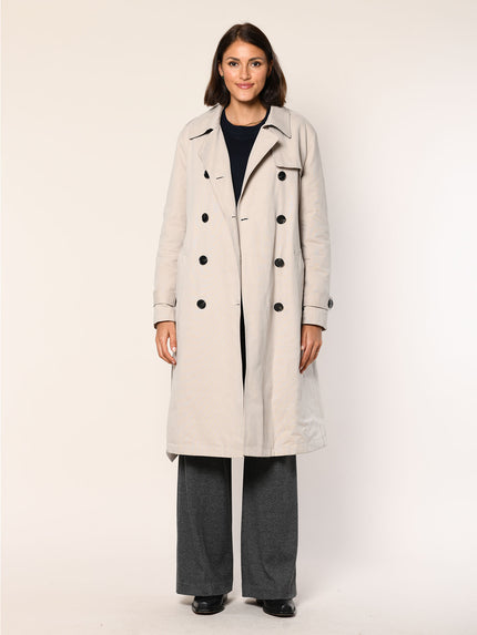 Model trägt klassischen Baumwoll Trenchcoat in der Farbe Stein - Vorderansicht offen.