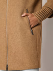 Mantel mit Strickdetails in der Farbe Toffee - Detailansicht.