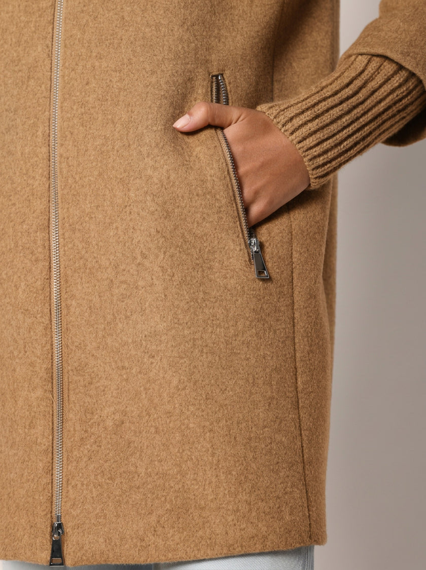 Mantel mit Strickdetails in der Farbe Toffee - Detailansicht.