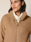 Mantel mit Strickdetails in der Farbe Toffee - Detailansicht Kragen
