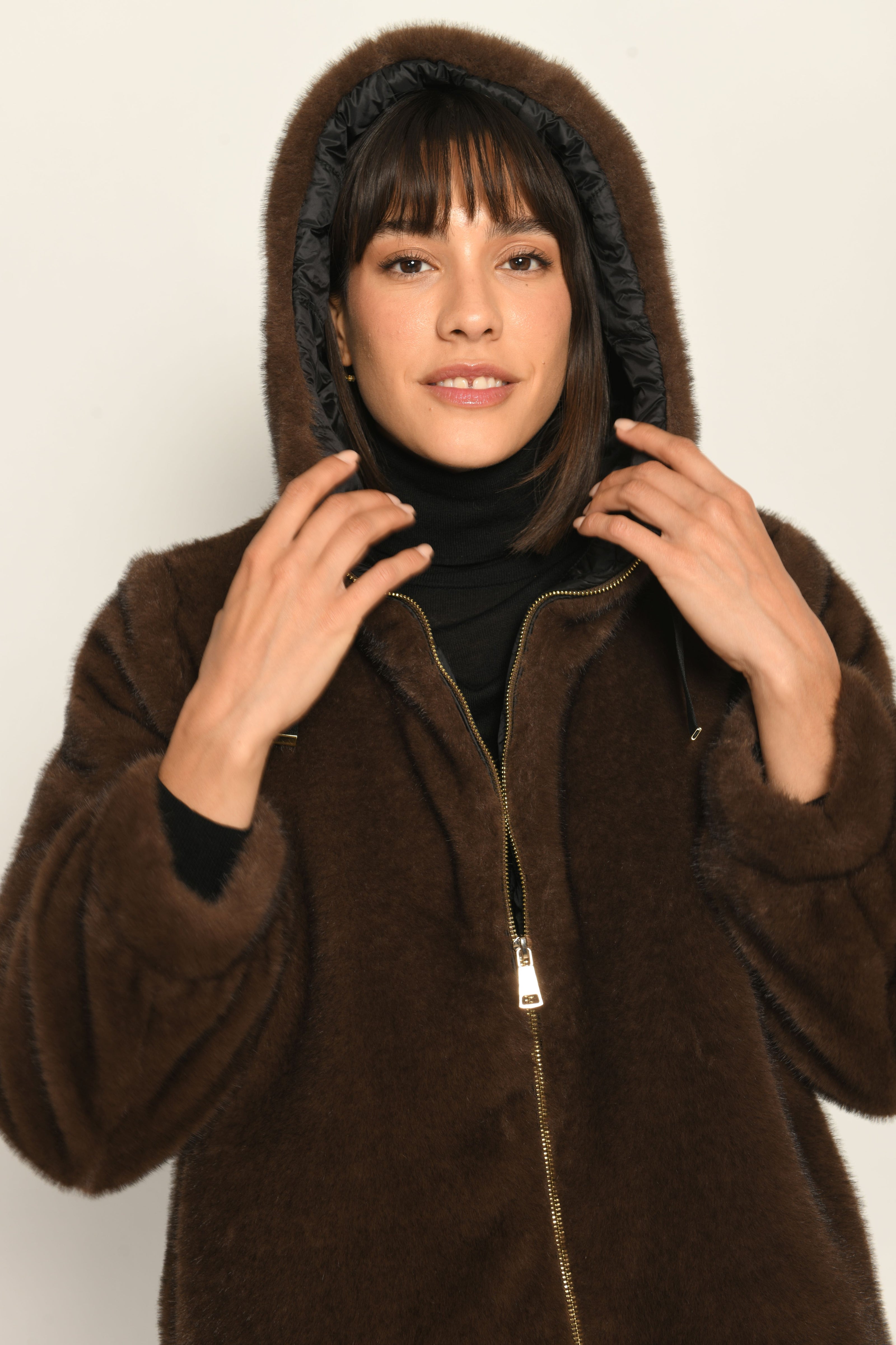 Kurzmantel für Damen aus braunem, flauschigem Pelzimitat mit Kapuze und gerader Passform – Nahaufnahme