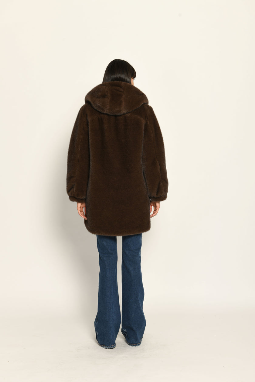 Kurzmantel für Damen aus braunem, flauschigem Pelzimitat mit Kapuze und gerader Passform – Rückansicht