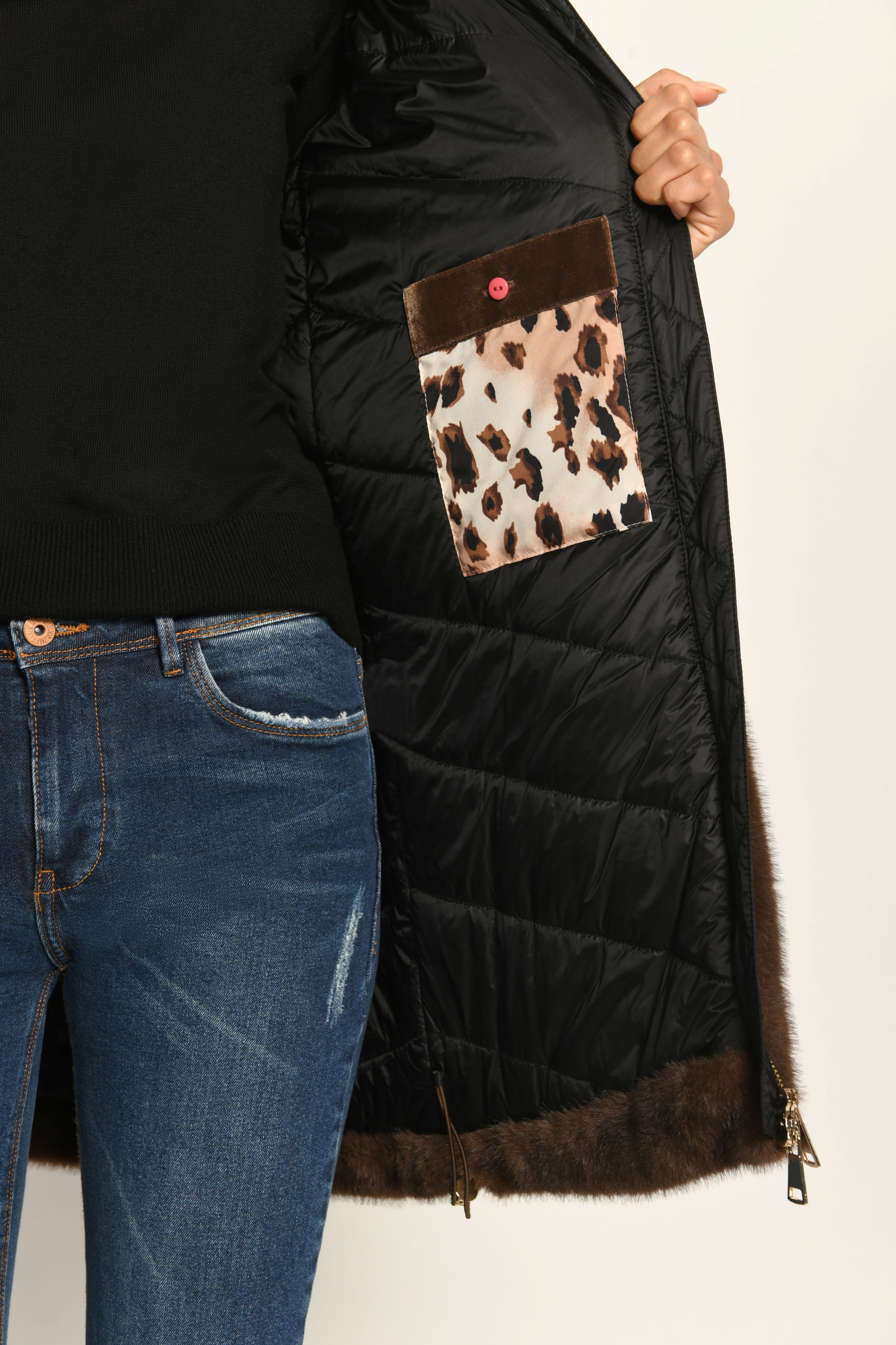 Auf der linken Innenseite des Kurzmantels ist eine große Innentasche mit Knopfverschluss aufgesetzt – Detailaufnahme