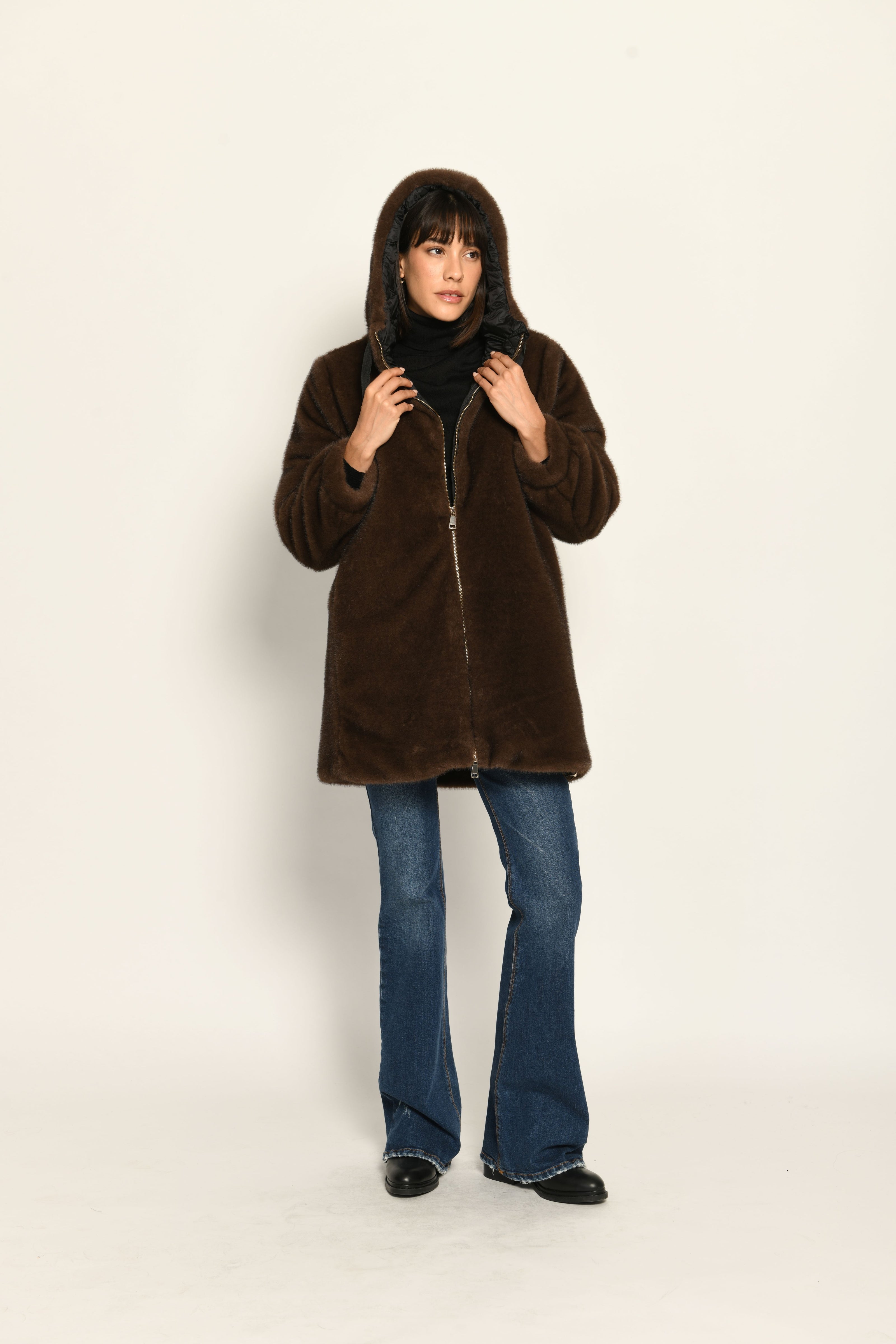 Kurzmantel für Damen aus braunem, flauschigem Pelzimitat mit Kapuze und gerader Passform – Front