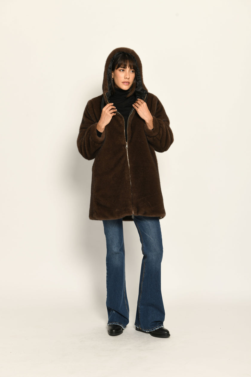 Kurzmantel für Damen aus braunem, flauschigem Pelzimitat mit Kapuze und gerader Passform – Front