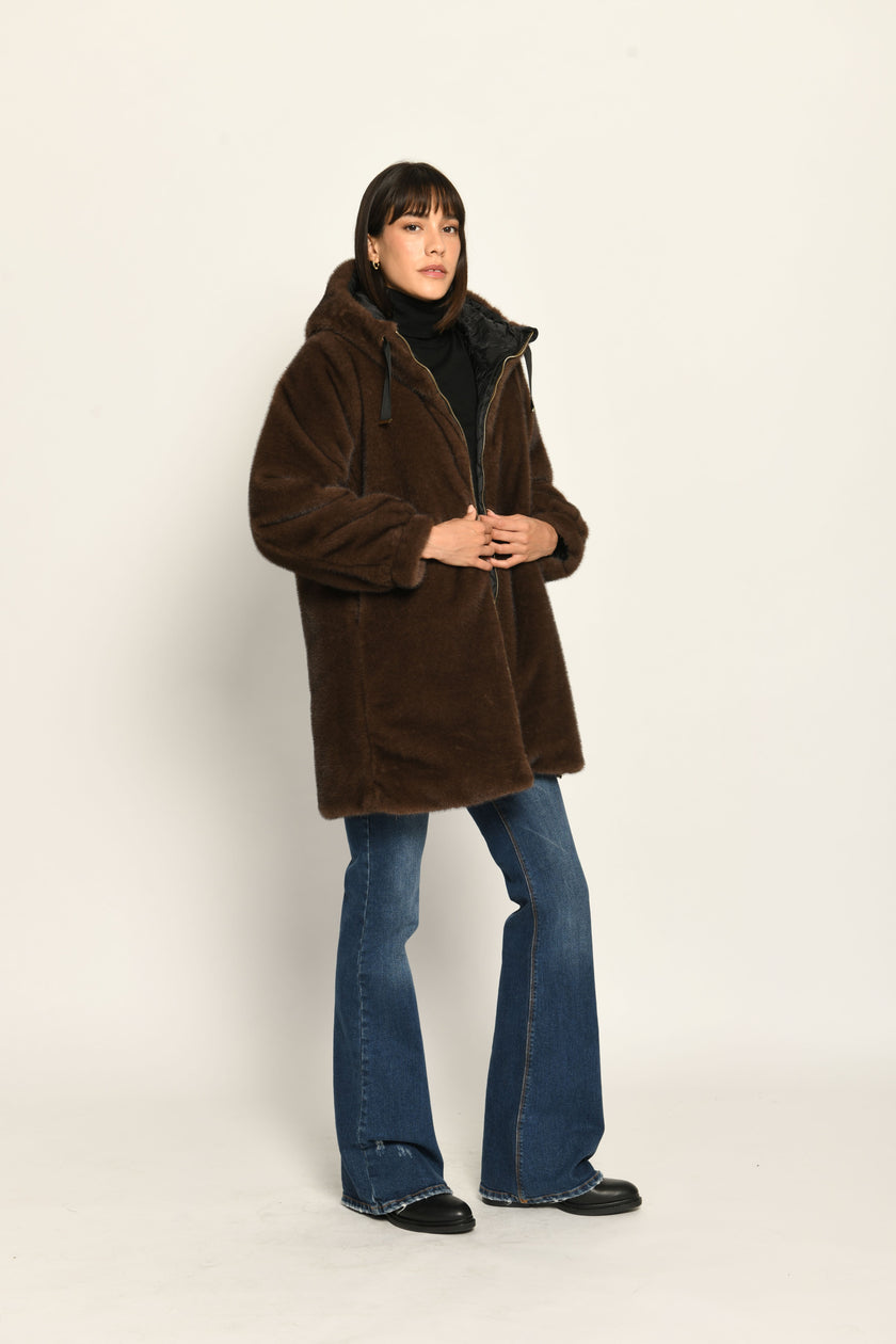 Kurzmantel für Damen aus braunem, flauschigem Pelzimitat mit Kapuze und gerader Passform – Seite von rechts