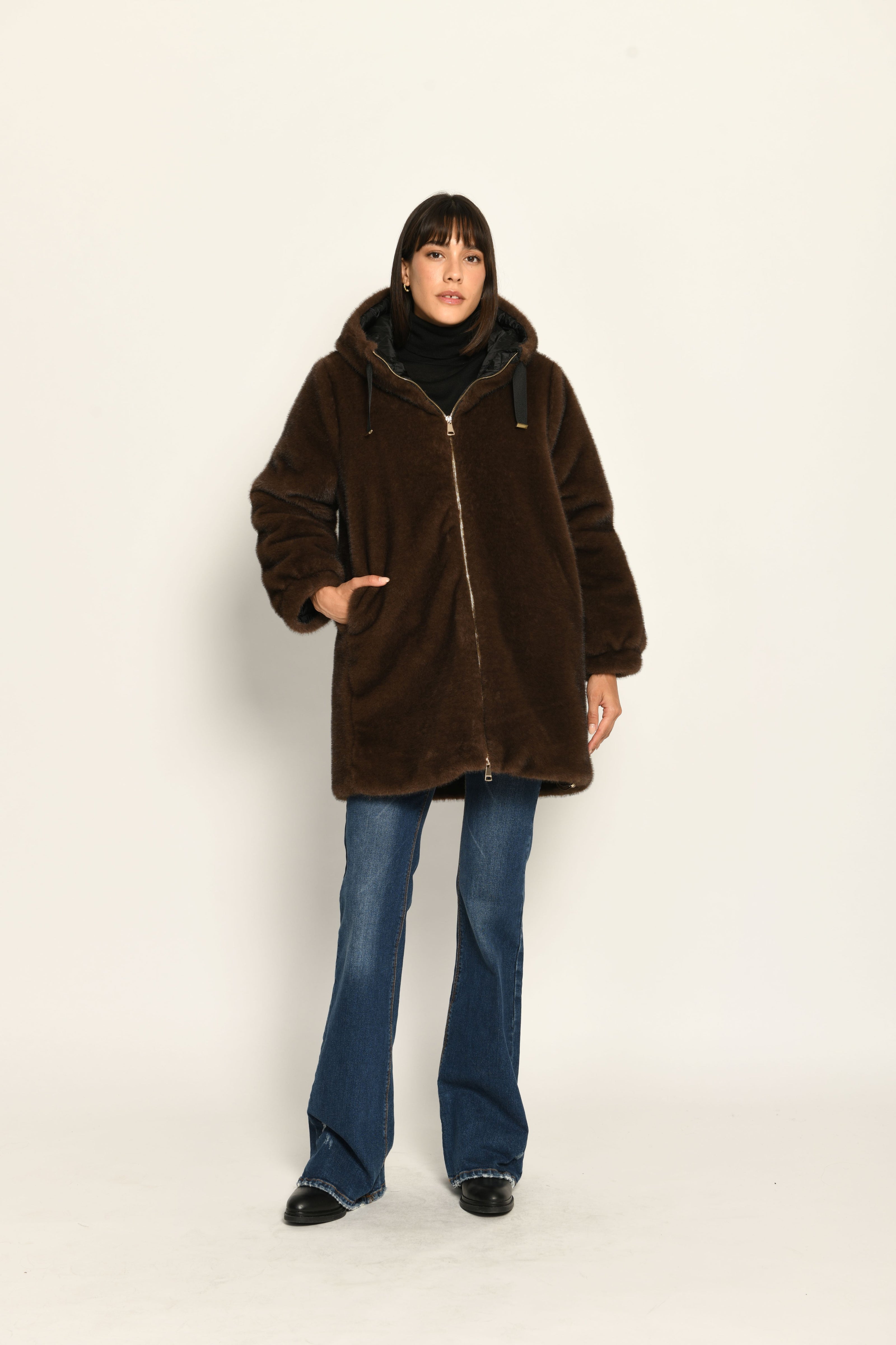 Kurzmantel für Damen aus braunem, flauschigem Pelzimitat mit Kapuze und gerader Passform – Vorderansicht
