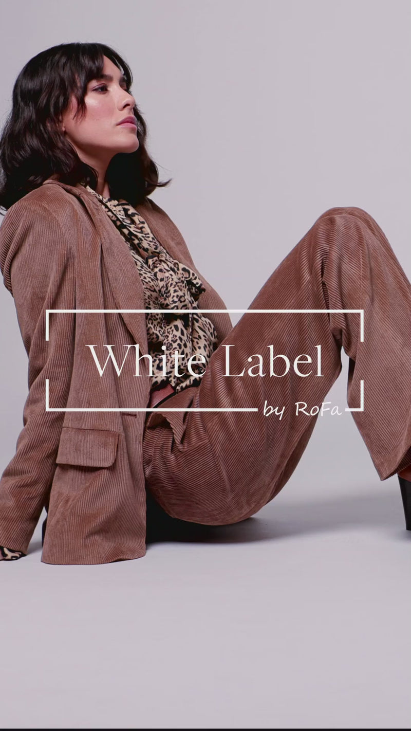 Model trägt Hosenanzug für Damen aus braunem Cord, bestehend aus lässigem Blazer und softer, gerader Hose. - Video