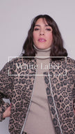 Zweiteiler im Leo-Print für Damen, bestehend aus lässigem Blouson und softer, weiter Hose – Model in lässiger Pose. - Videohochformat