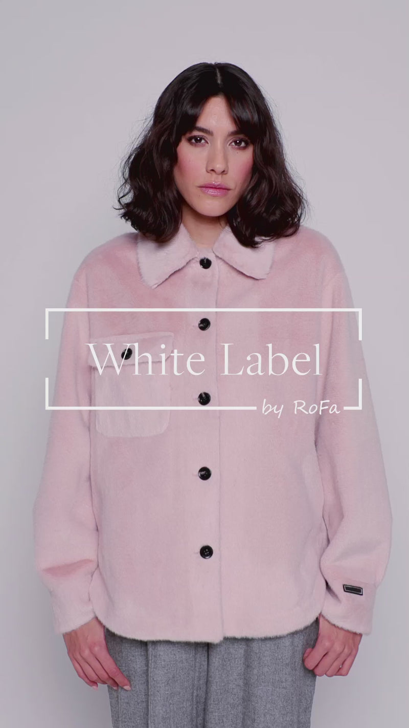 Rosafarbene, lässig geschnittene Damenjacke in Hemdoptik aus kuscheligem Webpelz. - Video