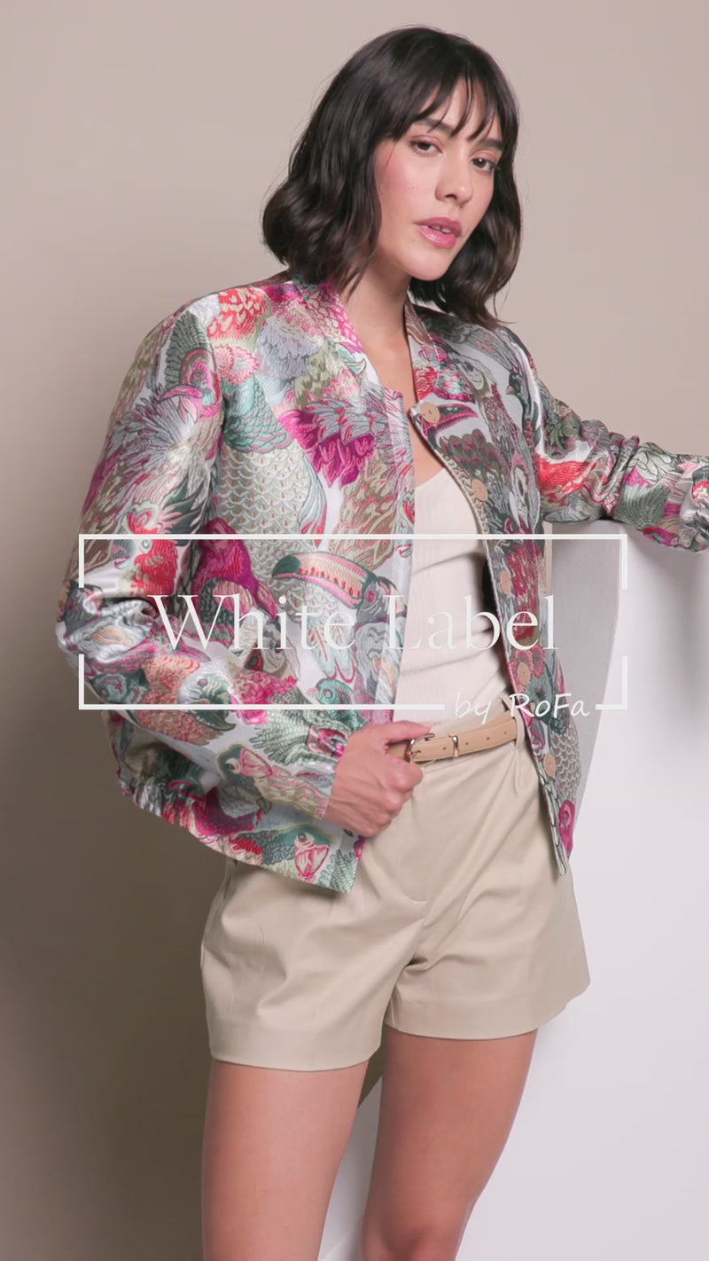 Video: Model trägt bunten Jacquard-Blouson mit Vogelmuster und zartem Glanz.