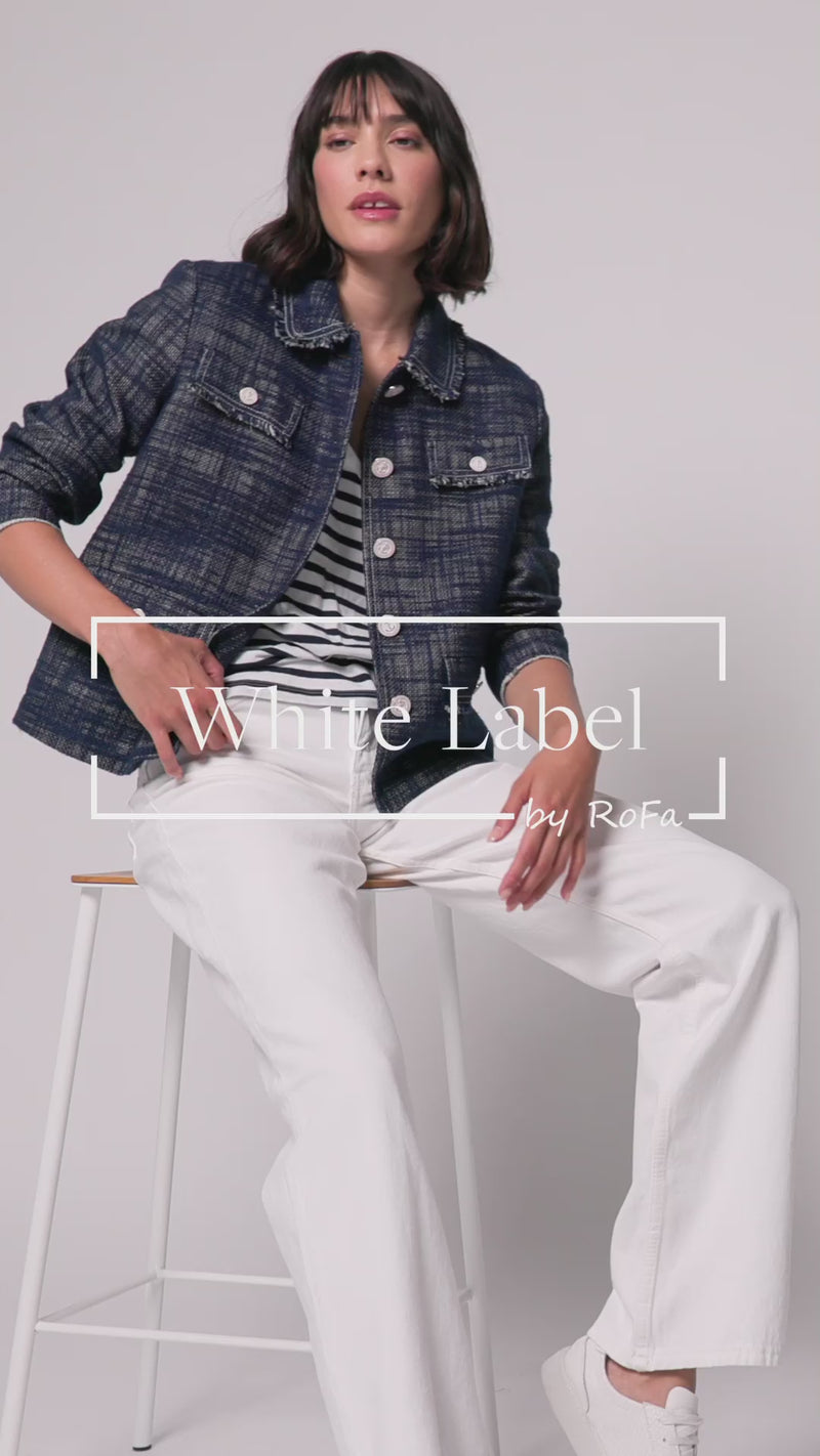 Video: Model trägt gerade geschnittene Kastenjacke im Denim-Look.