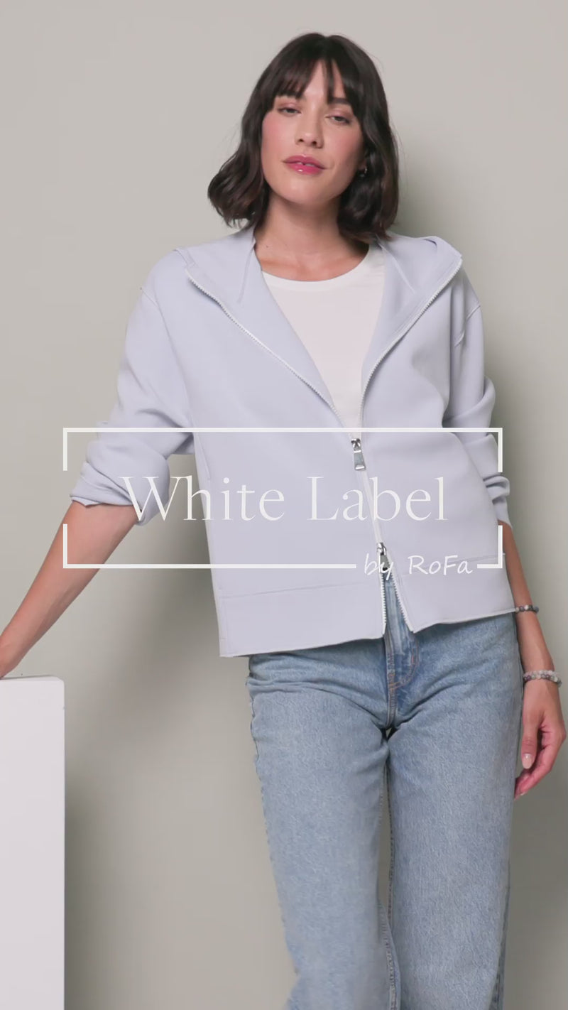 Video-Clip: Das Model trägt eine blaue Kapuzensweatjacke und zeigt die Passform und Details.