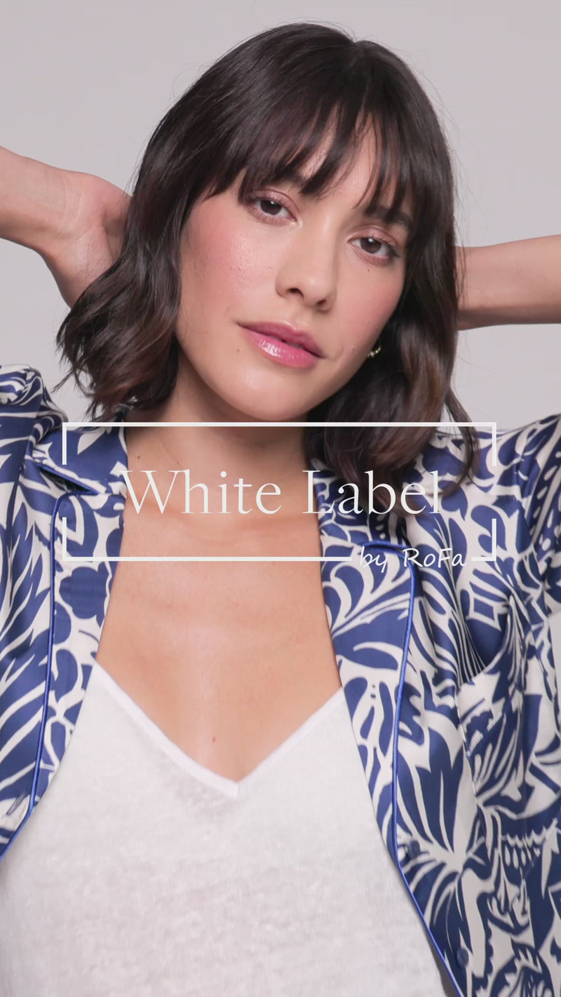 Model trägt im Video eine locker geschnittene, bedruckte Bluse im Pyjama-Look.