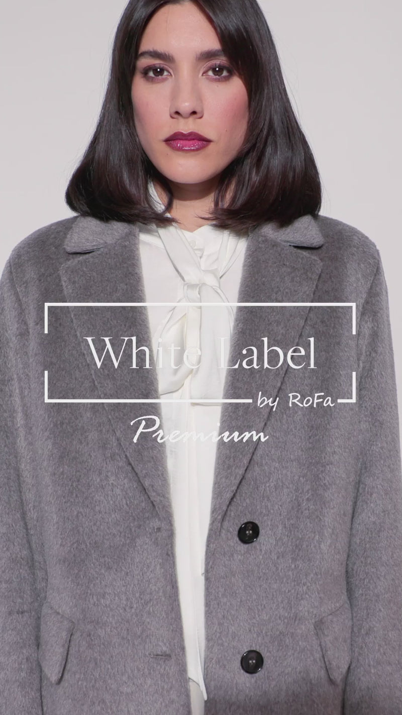 Mantel für Damen aus weicher Flauschware mit Reverskragen, kombiniert mit weißer Stoffhose und Schluppenbluse. - Video