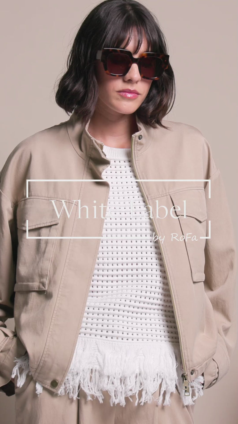 Video: Model trägt locker geschnittenes braunes Blouson aus leichter Lyocell-Ware, kombiniert mit passender brauner Hose.