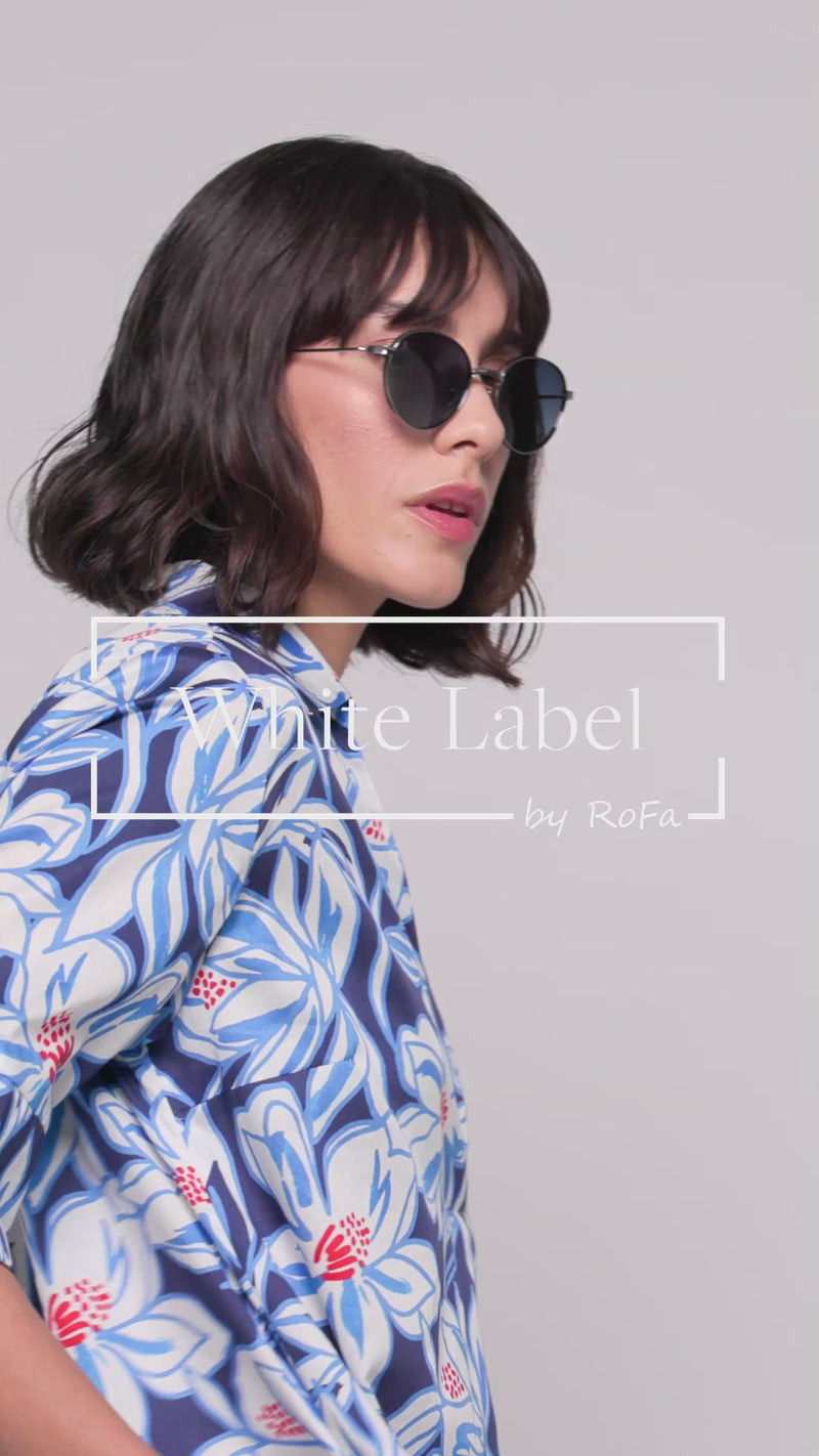 Kurzes Video zeigt alle Details des maritimen Sommerkleides der Marke White Label by RoFa im Hochformat.