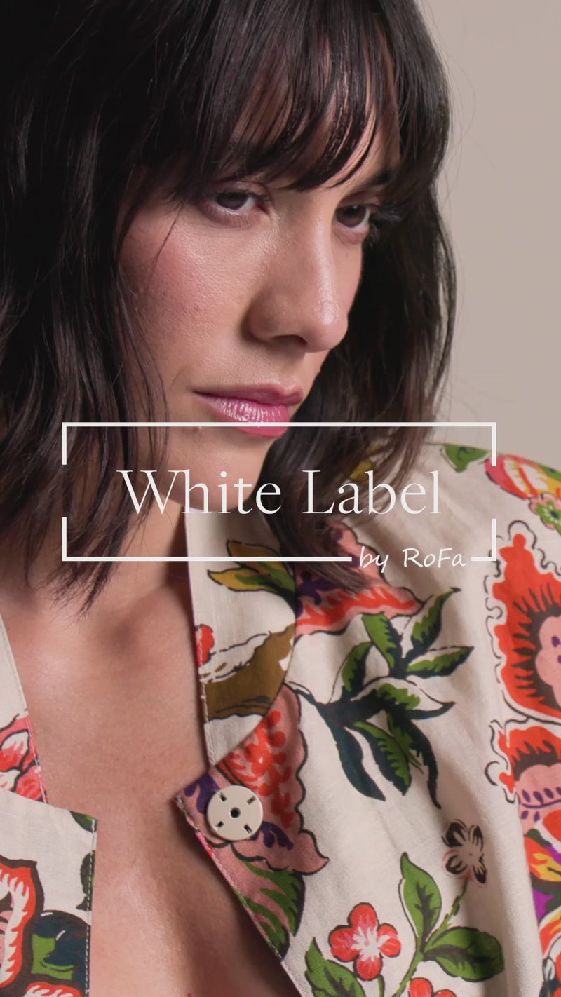 Video: Model präsentiert ein gerade geschnittenes Leinen-Blouson mit Floraldruck.