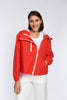 Rote sportliche Regenjacke, geschlossen, mit Taschen und verstellbarem Tunnelzug am Saum.