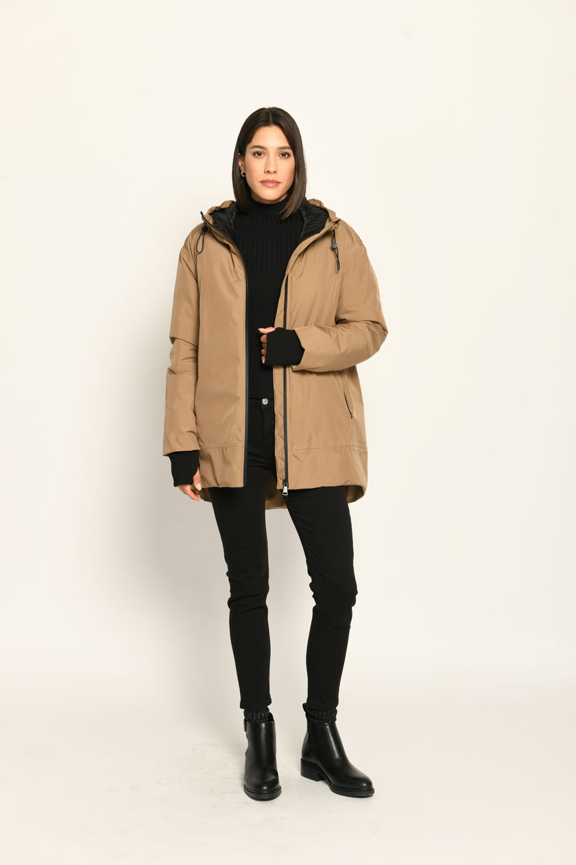 Model trägt Regenmantel für Damen in der Farbe Camel offen, lässig kombiniert zu schwarzer Jeanshose – Vorderansicht