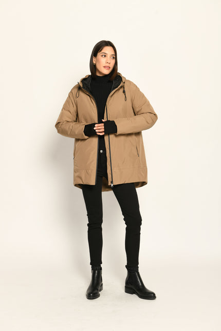 Model trägt Regenmantel für Damen in der Farbe Camel, lässig kombiniert zu schwarzer Jeanshose – Vorderansicht