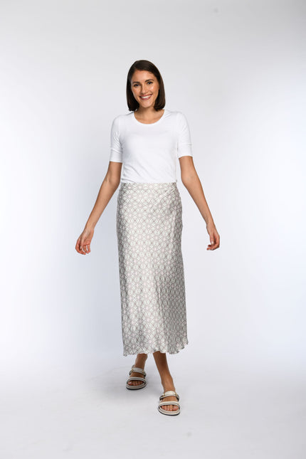 Schmal geschnittener Rock mit dezentem Pastelldruck, kombiniert mit weißem T-Shirt in Vorderansicht.