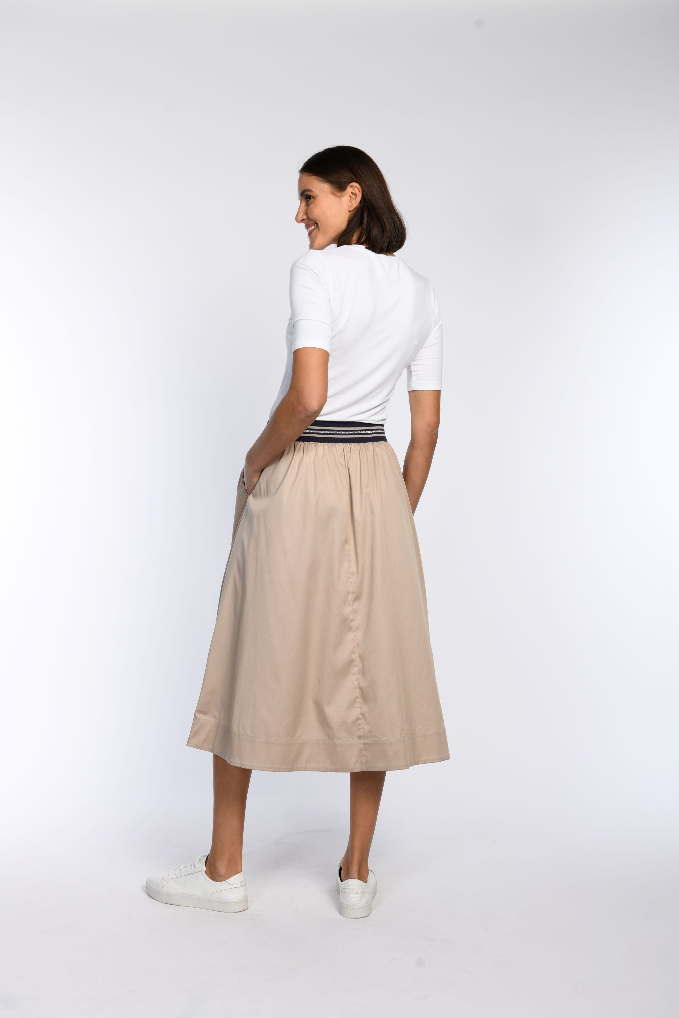 Beigefarbener Rock in A-Linie mit gestreiftem Gummibund – Rückenansicht