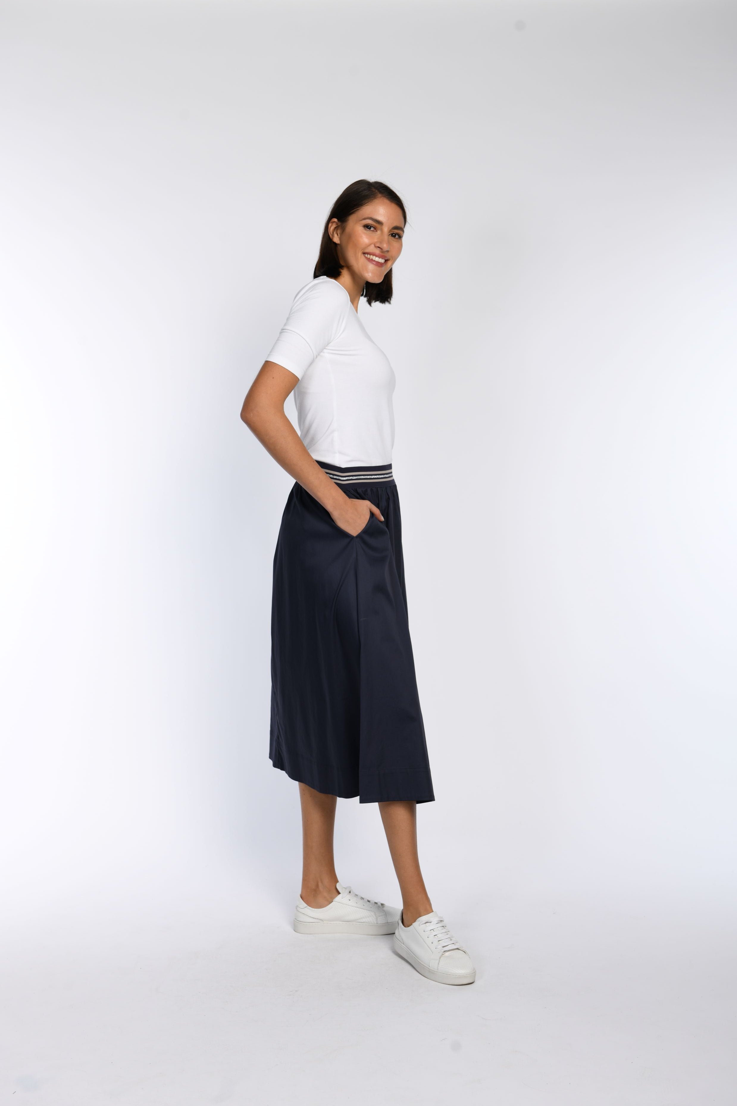 Blauer A-Linien Rock mit schrägen Eingriffstaschen und gestreiftem Gummibund.