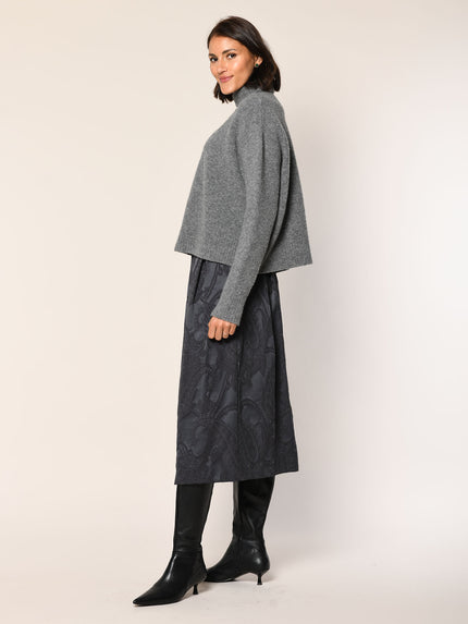 Das Model trägt einen Jacquard Baumwoll Rock in der Farbe Dunkelblau -   Seitenansicht.