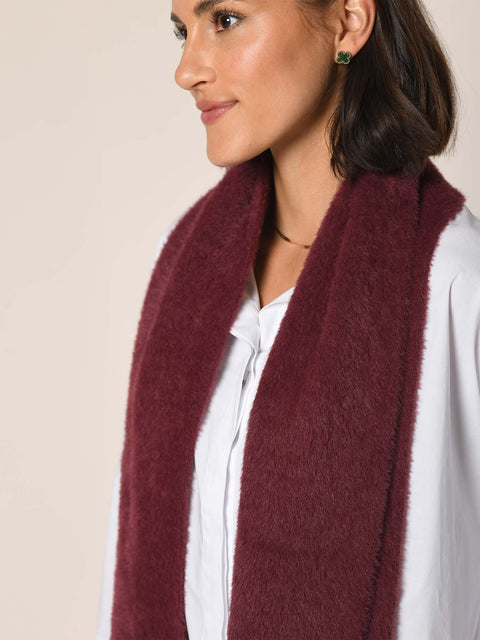 Strickschal in der Farbe Barolo - Seitenansicht.