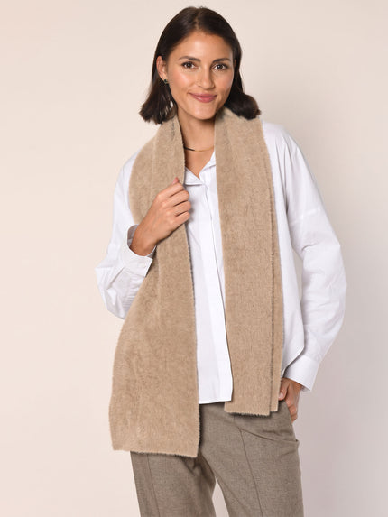 Strickschal in der Farbe Sand - Vorderansicht.