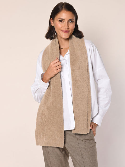 Strickschal in der Farbe Sand - Vorderansicht.