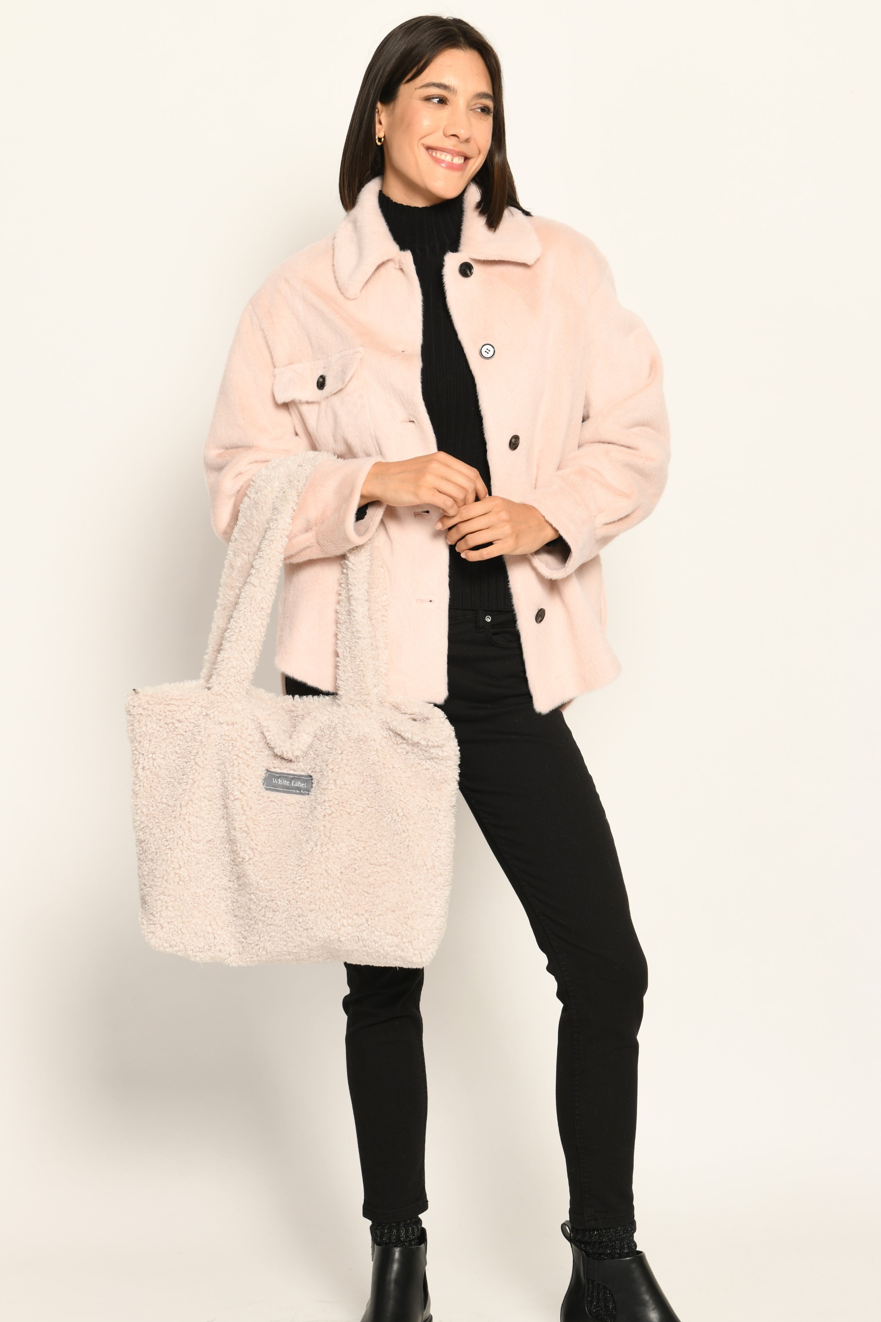 Damen-Shopper aus Webpelz in der Farbe Creme mit Reißverschluss und zwei langen Henkeln – Vorderansicht.