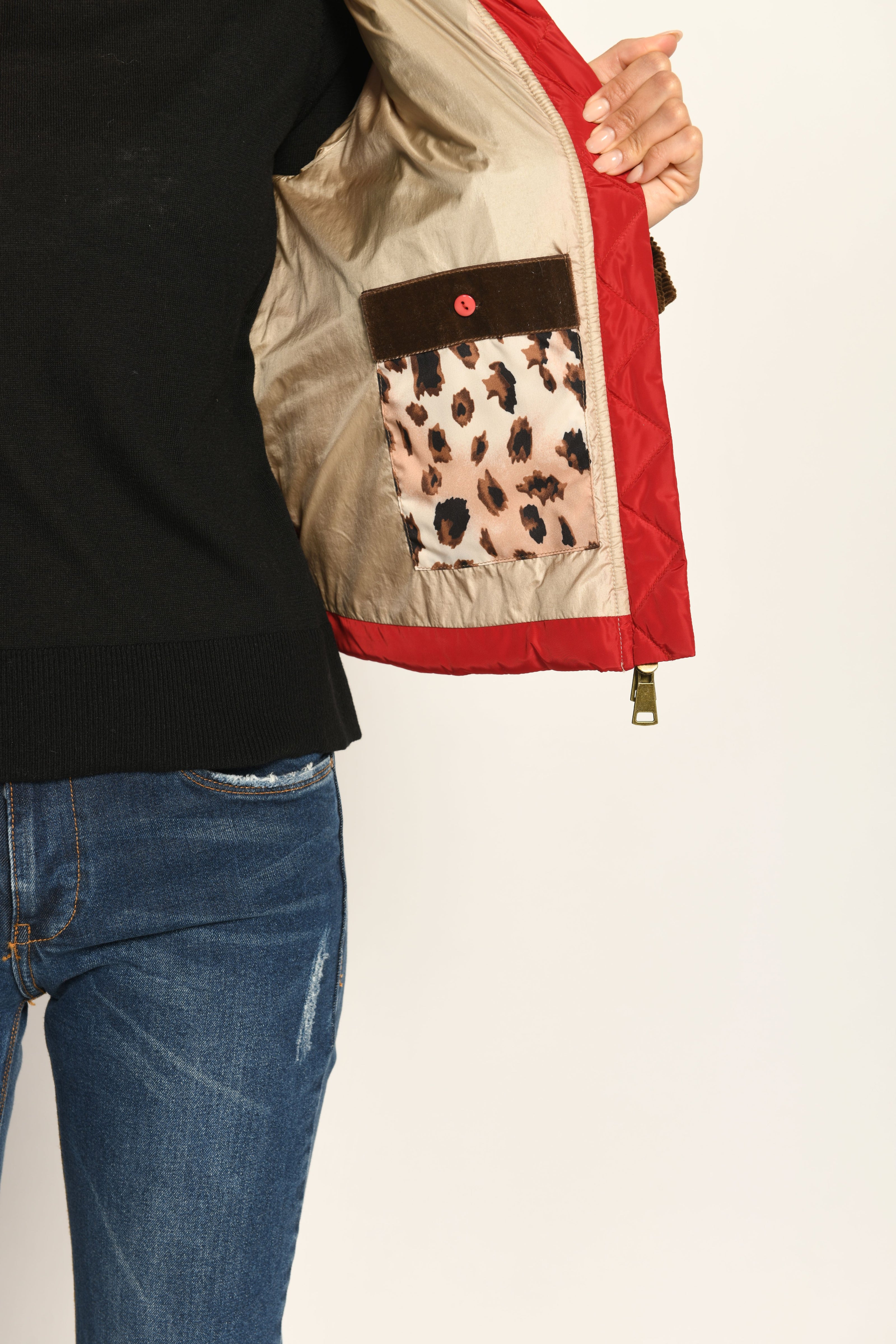 Auf der linken Innenseite der roten Steppjacke ist eine Tasche im Leo-Dessin mit Knopfverschluss aufgenäht.