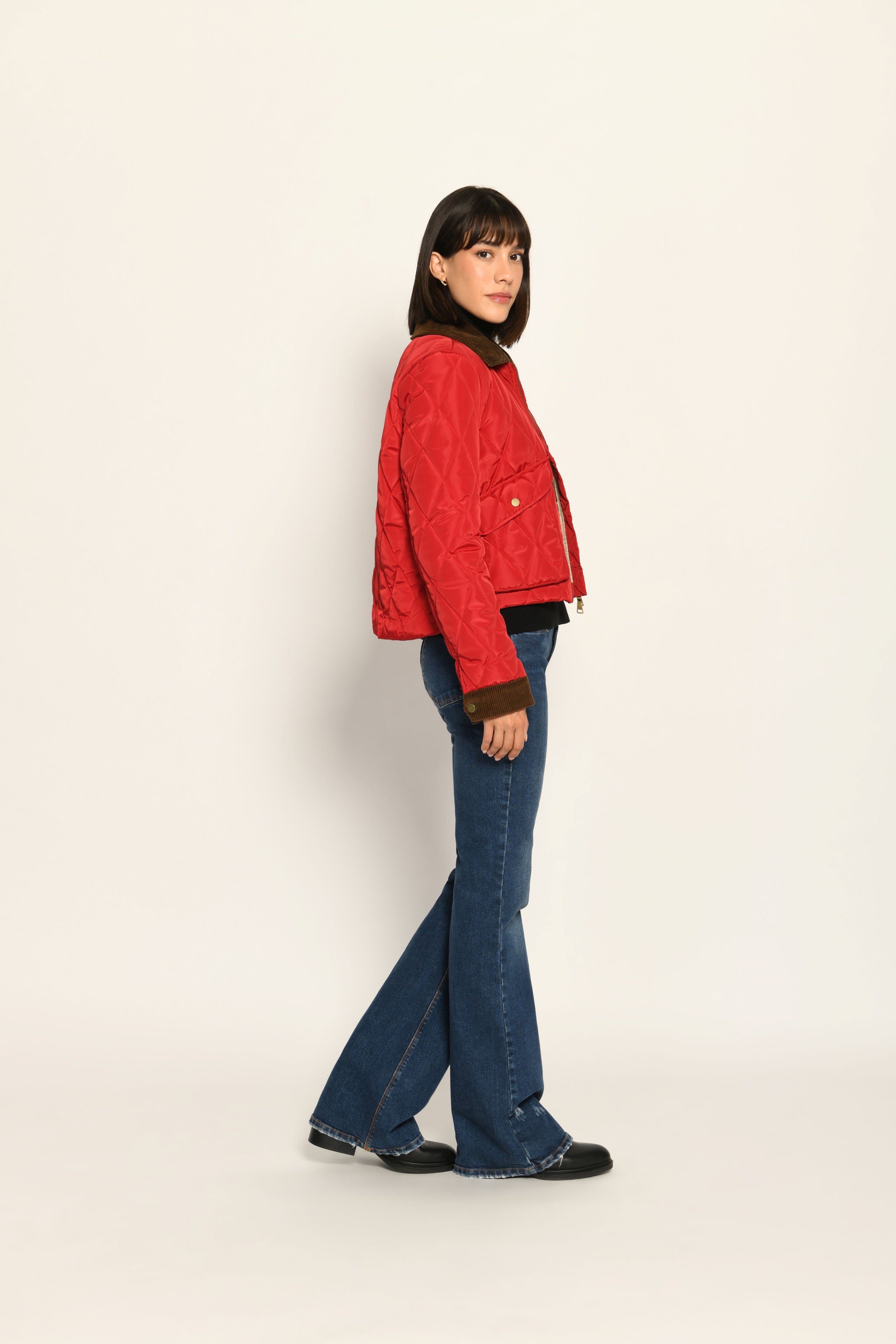 Sportive rote kurze Steppjacke für Damen mit Kragen und Ärmeln aus braunem Cord – Seitenansicht rechts