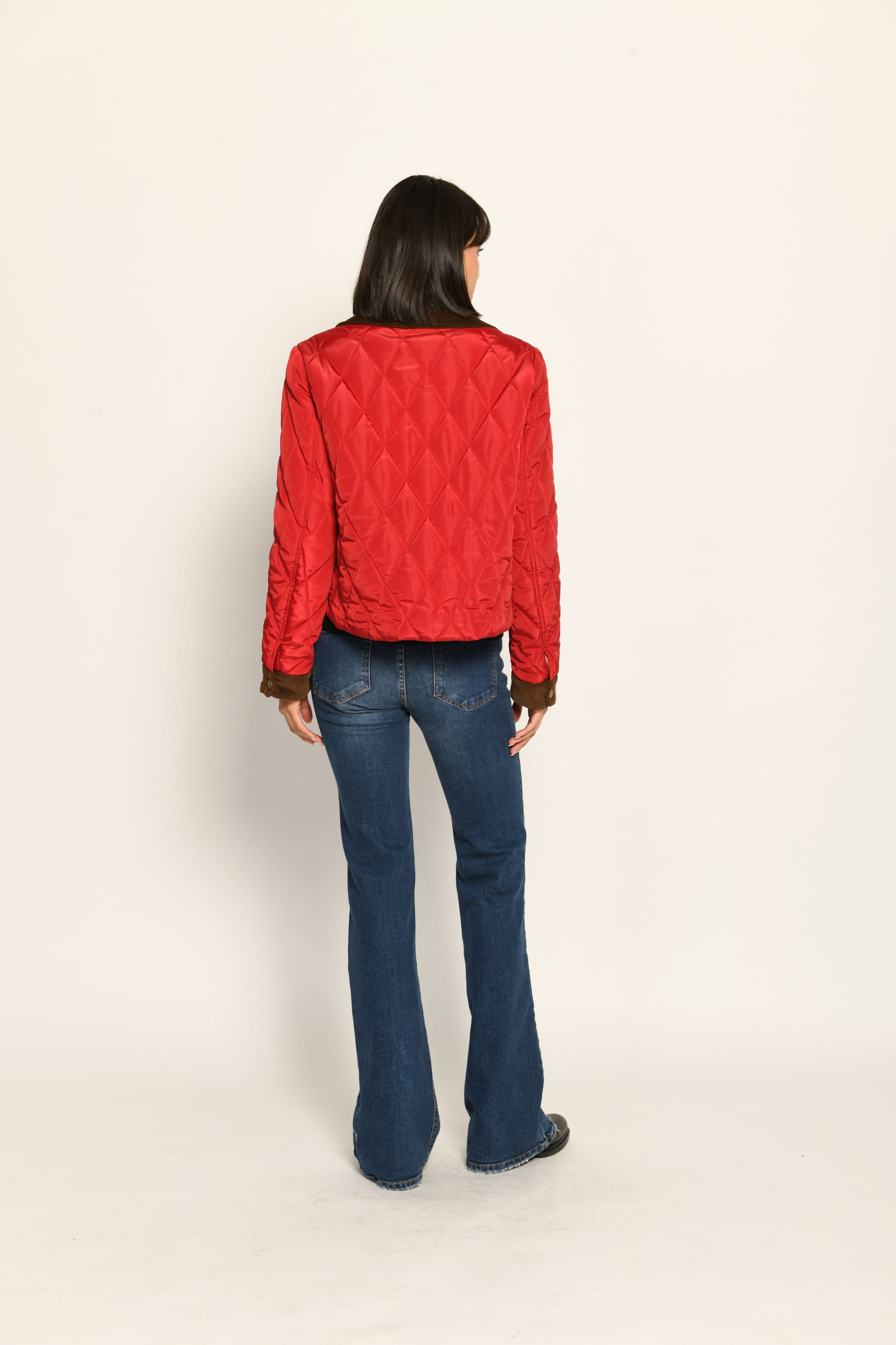 Sportive rote kurze Steppjacke für Damen mit Kragen und Ärmeln aus braunem Cord – Rückseite