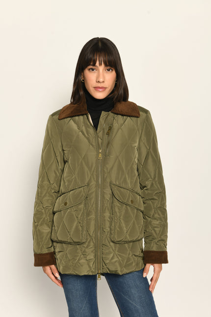 Sportiver grüner Steppmantel für Damen im Rautenstepp mit braunen Cord-Details an Kragen und Ärmel – Nahaufnahme