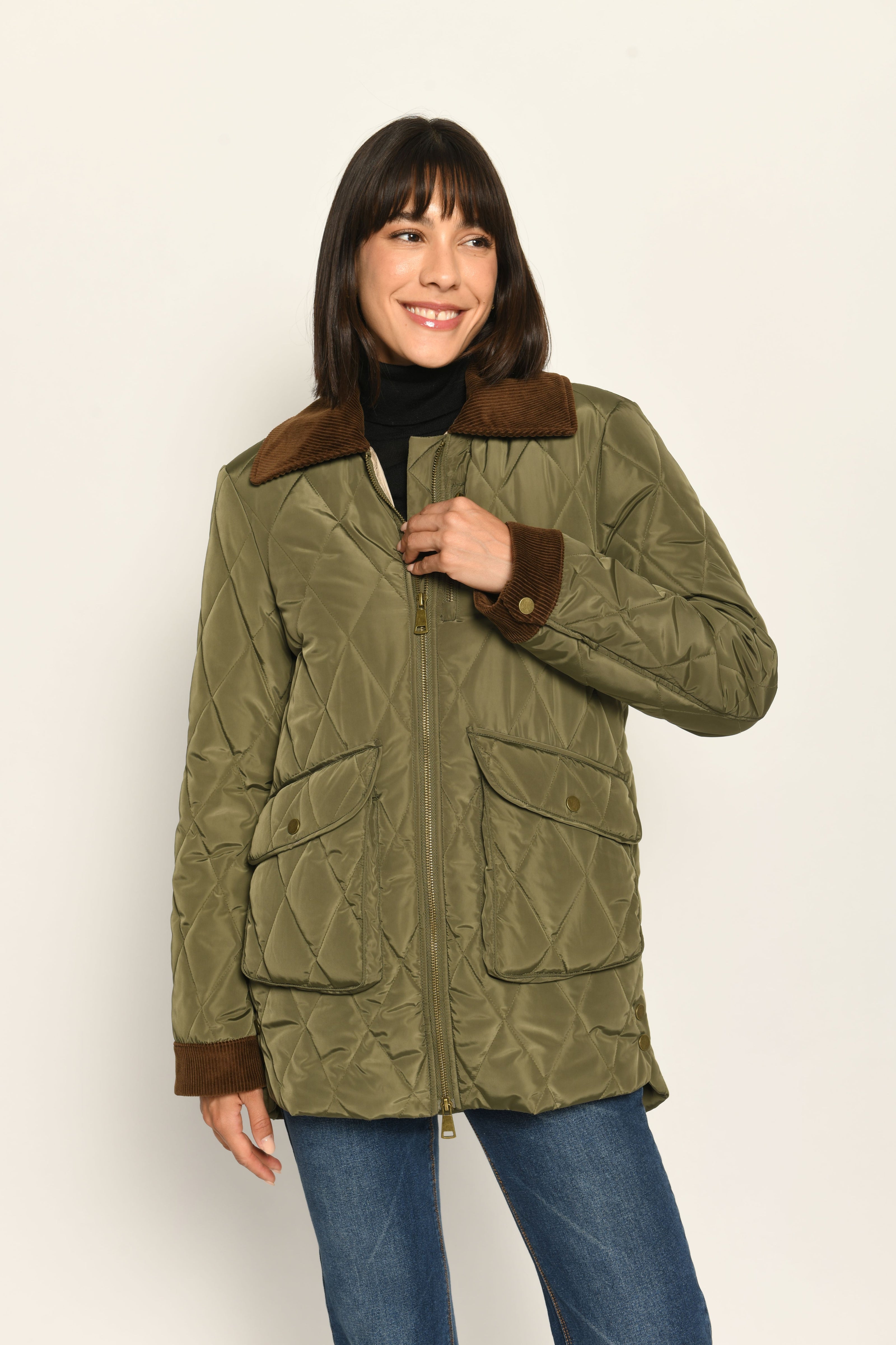 Sportiver grüner Steppmantel für Damen im Rautenstepp mit braunen Cord-Details an Kragen und Ärmel – Frontansicht