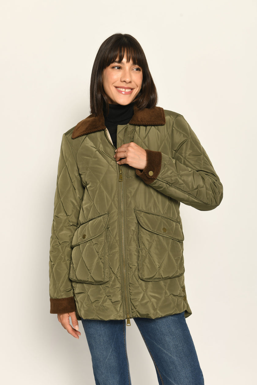 Sportiver grüner Steppmantel für Damen im Rautenstepp mit braunen Cord-Details an Kragen und Ärmel – Frontansicht