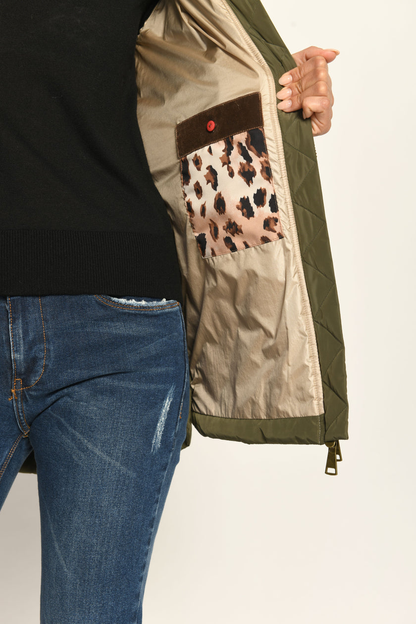 Auf der linken Innenseite des Steppmantels ist eine große Innentasche mit Knopfverschluss aufgesetzt – Detailaufnahme