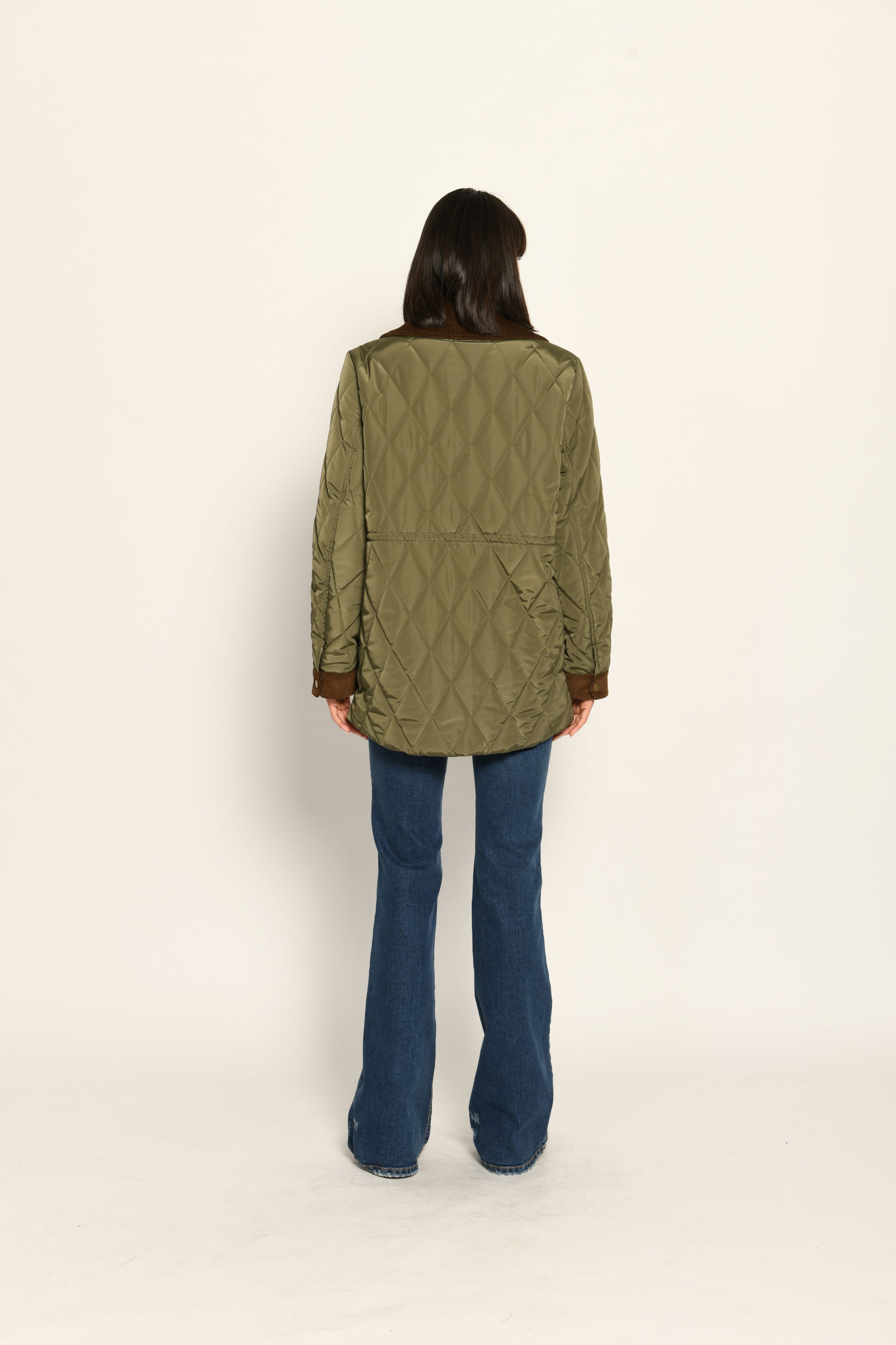 Sportiver grüner Steppmantel für Damen im Rautenstepp mit braunen Cord-Details an Kragen und Ärmel – Rückansicht