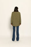 Sportiver grüner Steppmantel für Damen im Rautenstepp mit braunen Cord-Details an Kragen und Ärmel – Rückansicht