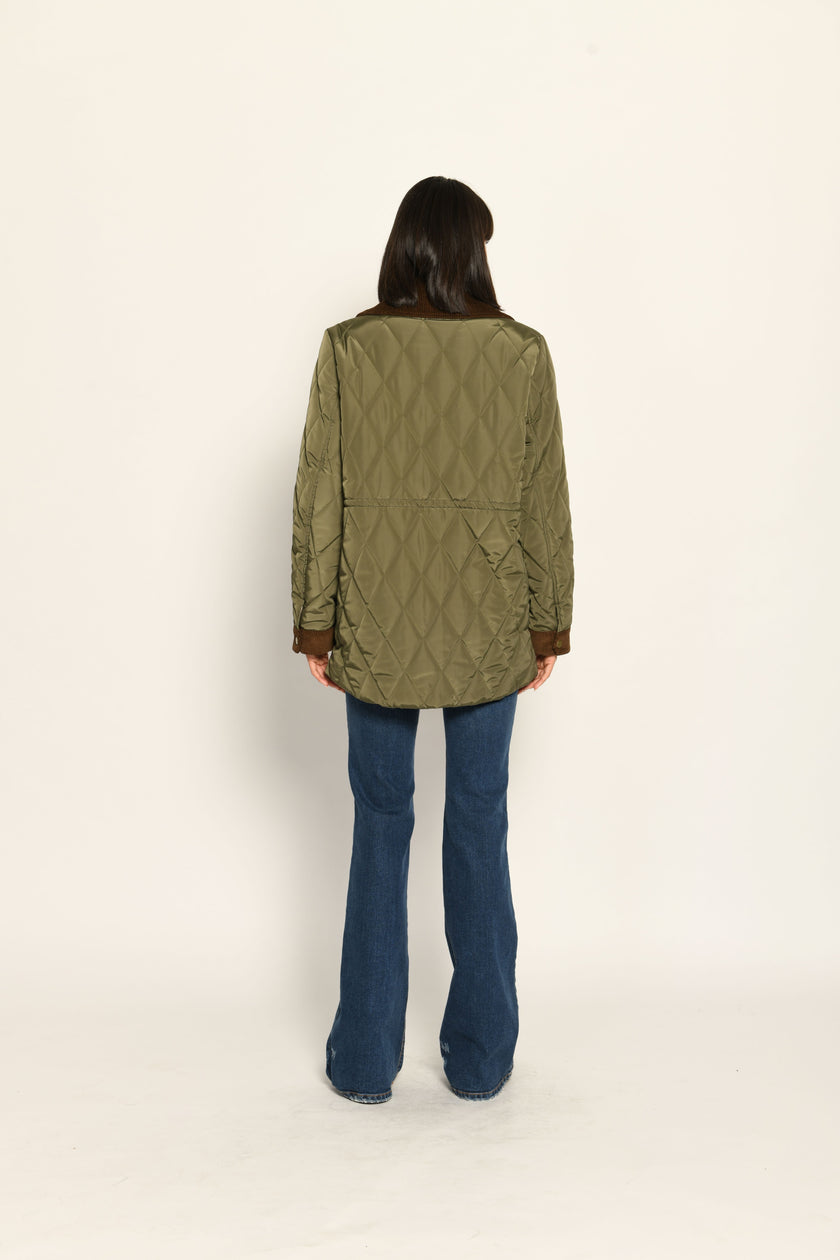 Sportiver grüner Steppmantel für Damen im Rautenstepp mit braunen Cord-Details an Kragen und Ärmel – Rückansicht