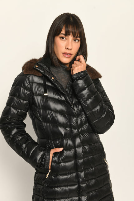 Taillierter schwarzer Steppmantel mit abnehmbarer Kapuze, welche mit braunem Webpelz gefüttert ist – Frontansicht