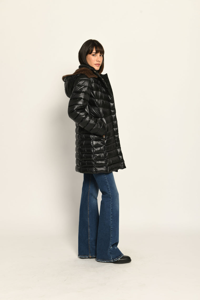 Taillierter schwarzer Steppmantel mit abnehmbarer Kapuze, welche mit braunem Webpelz gefüttert ist – Seitenansicht rechts